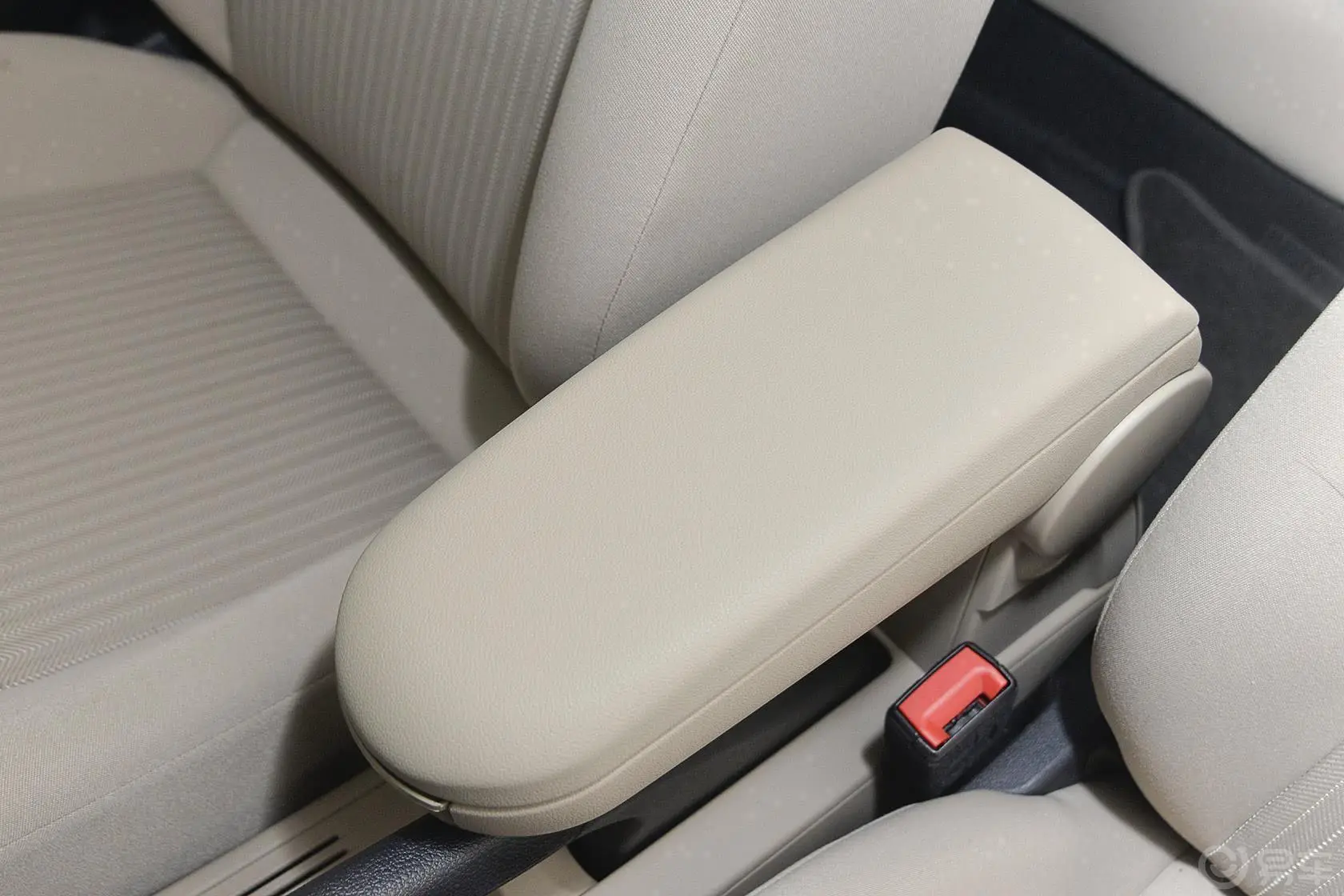 捷达质惠版 1.6L 自动舒适型前排中央扶手箱