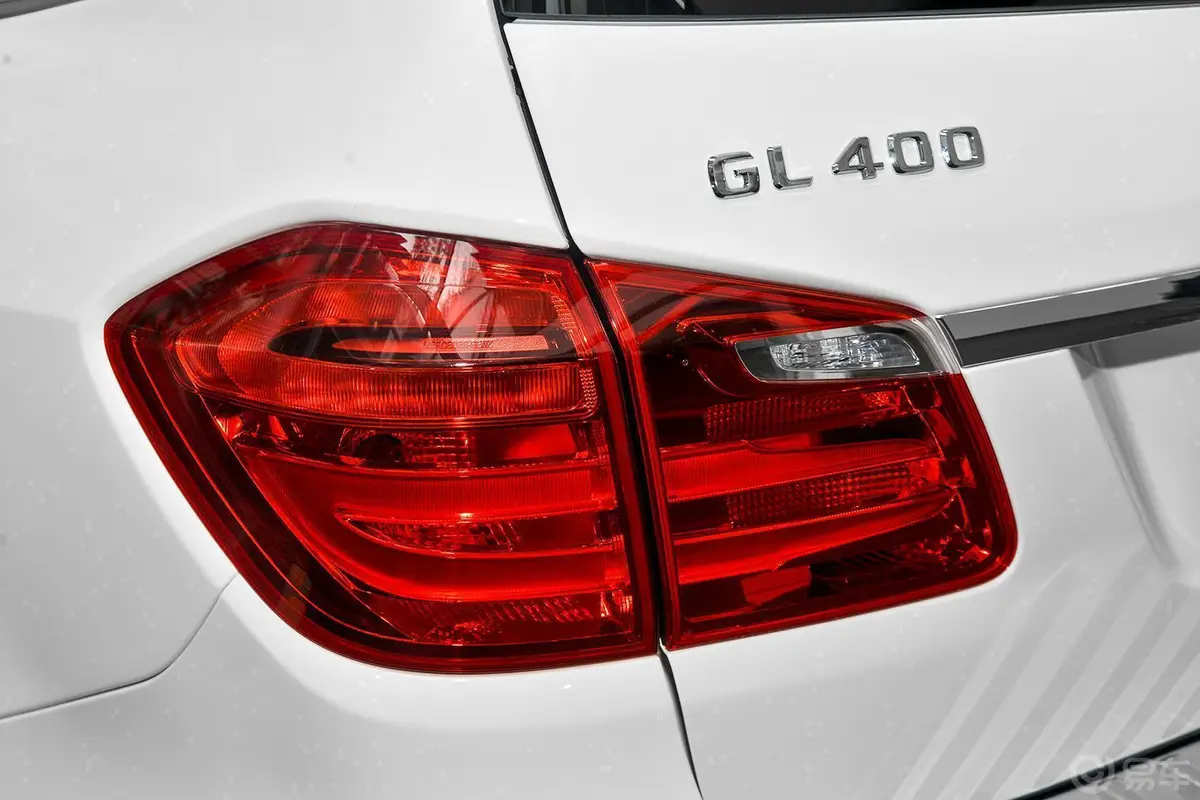 奔驰GL级GL400 4MATIC 豪华型尾灯侧45度俯拍