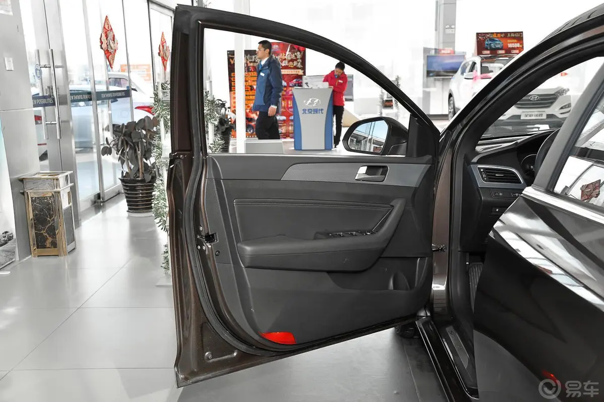 索纳塔1.6T 自动 GS 时尚型驾驶员侧车门内门板