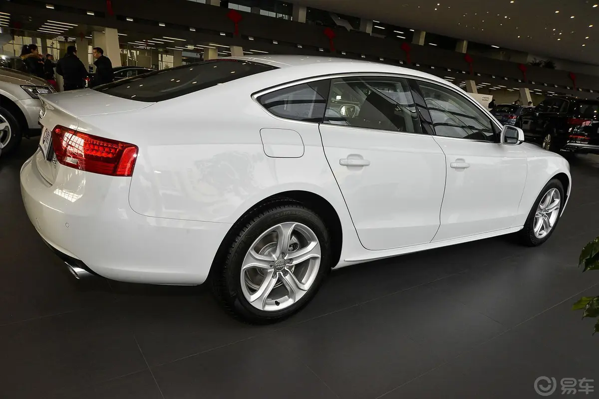 奥迪A5Sportback 45 TFSI正侧车头向右水平