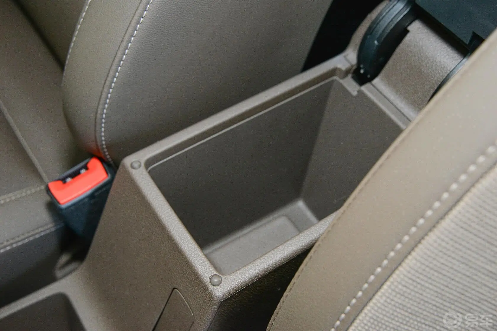 宝来质惠版 1.6L 自动舒适型前排中央扶手箱空间