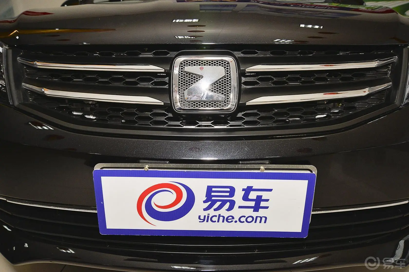 众泰Z5001.5T CVT 豪华型前格栅侧俯拍