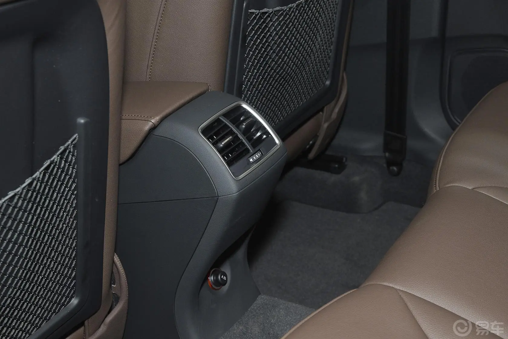 奥迪Q330 TFSI 进取型后排出风口（中央）