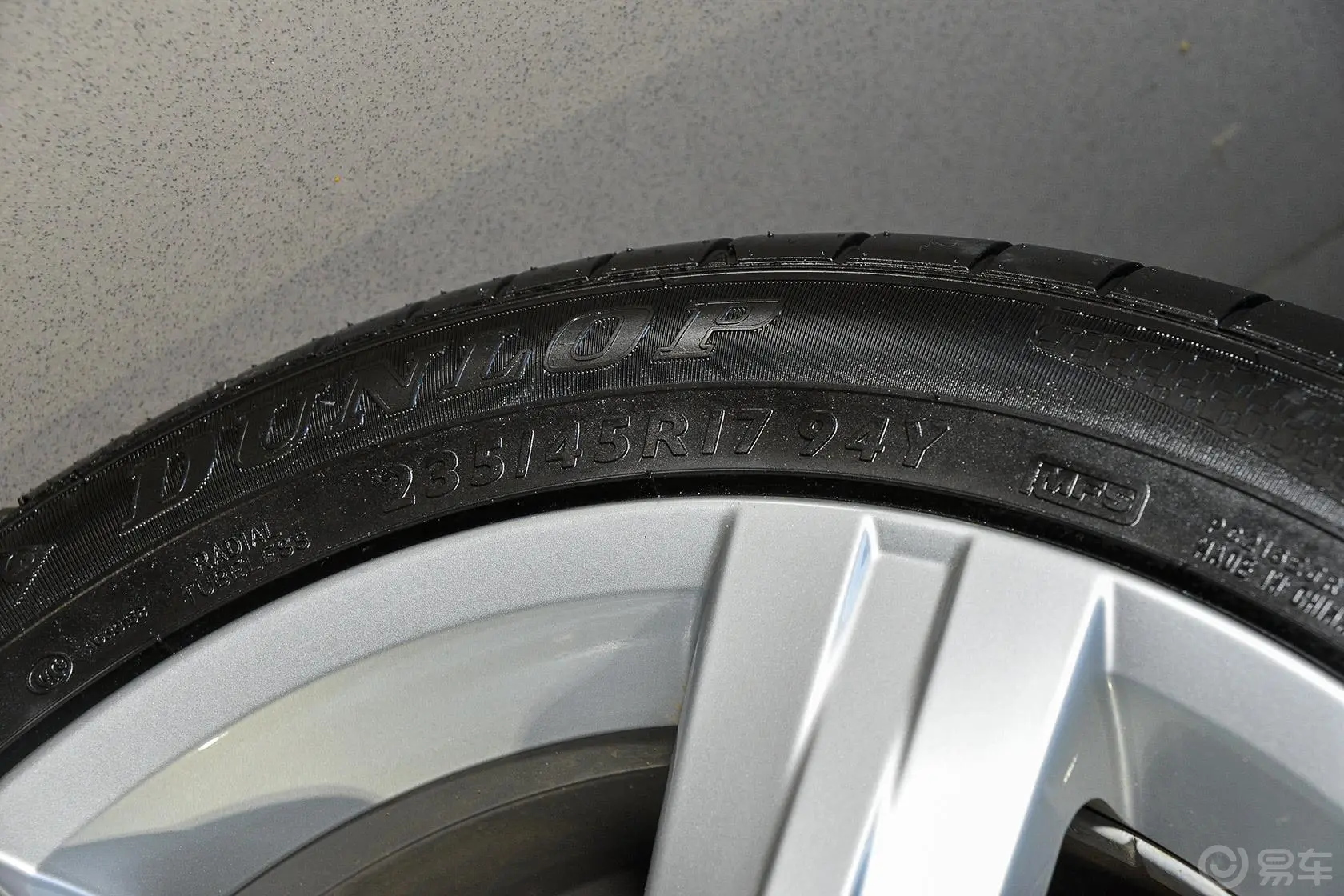 迈腾1.8T 手自一体 尊贵型轮胎规格
