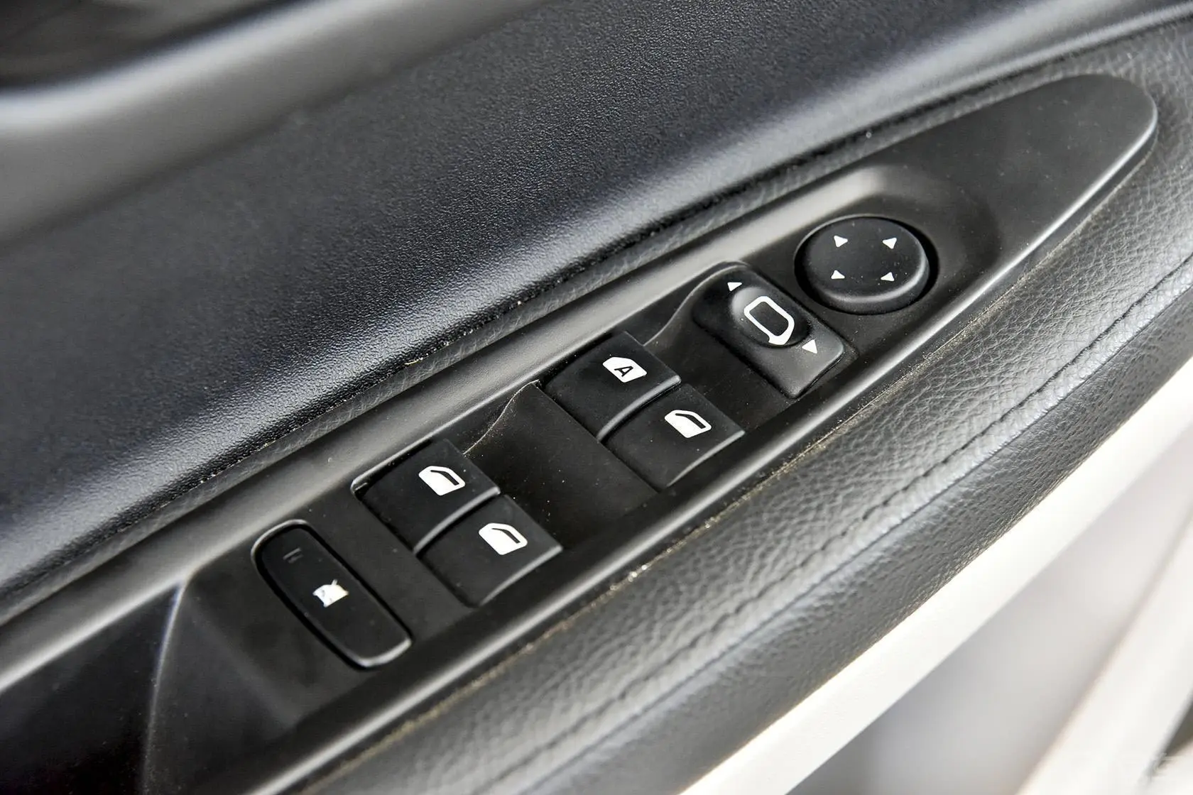 世嘉三厢 1.6L 自动 品尚型 VTS版车窗升降键