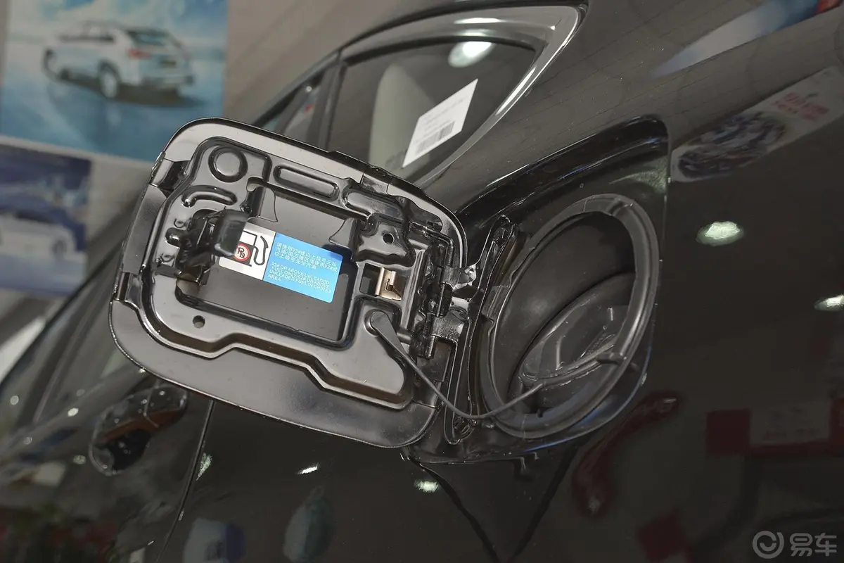 比亚迪S72.0TID 手自一体 旗舰型 7座 升级版油箱盖