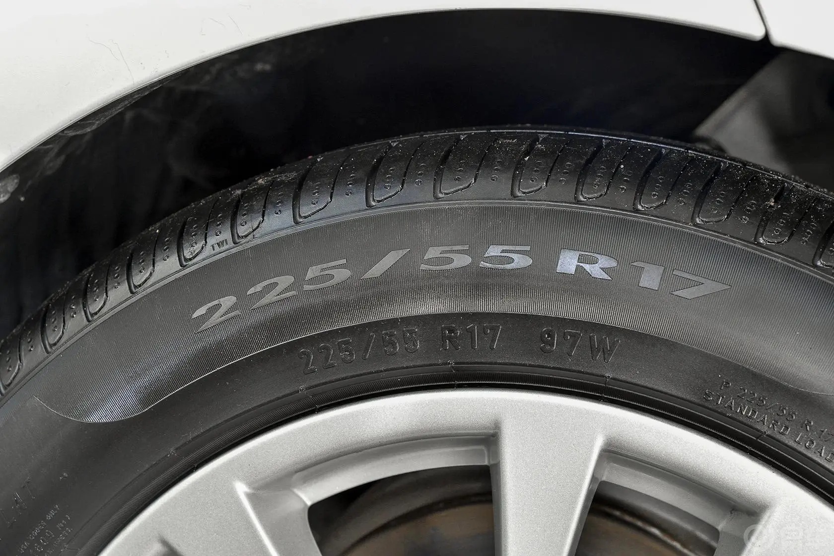 宝马3系GT320i 领先型轮胎规格
