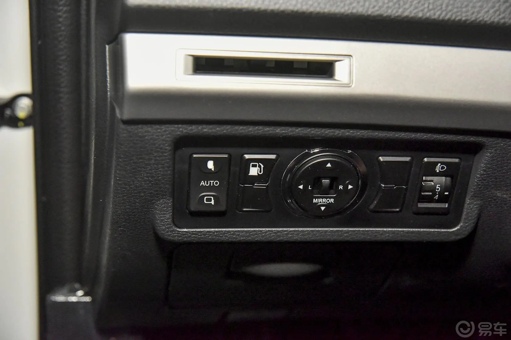比亚迪S72.0TID 手自一体 尊贵型 7座外后视镜控制键