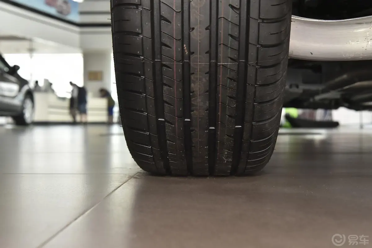 君威1.6T 自动 时尚技术型轮胎花纹