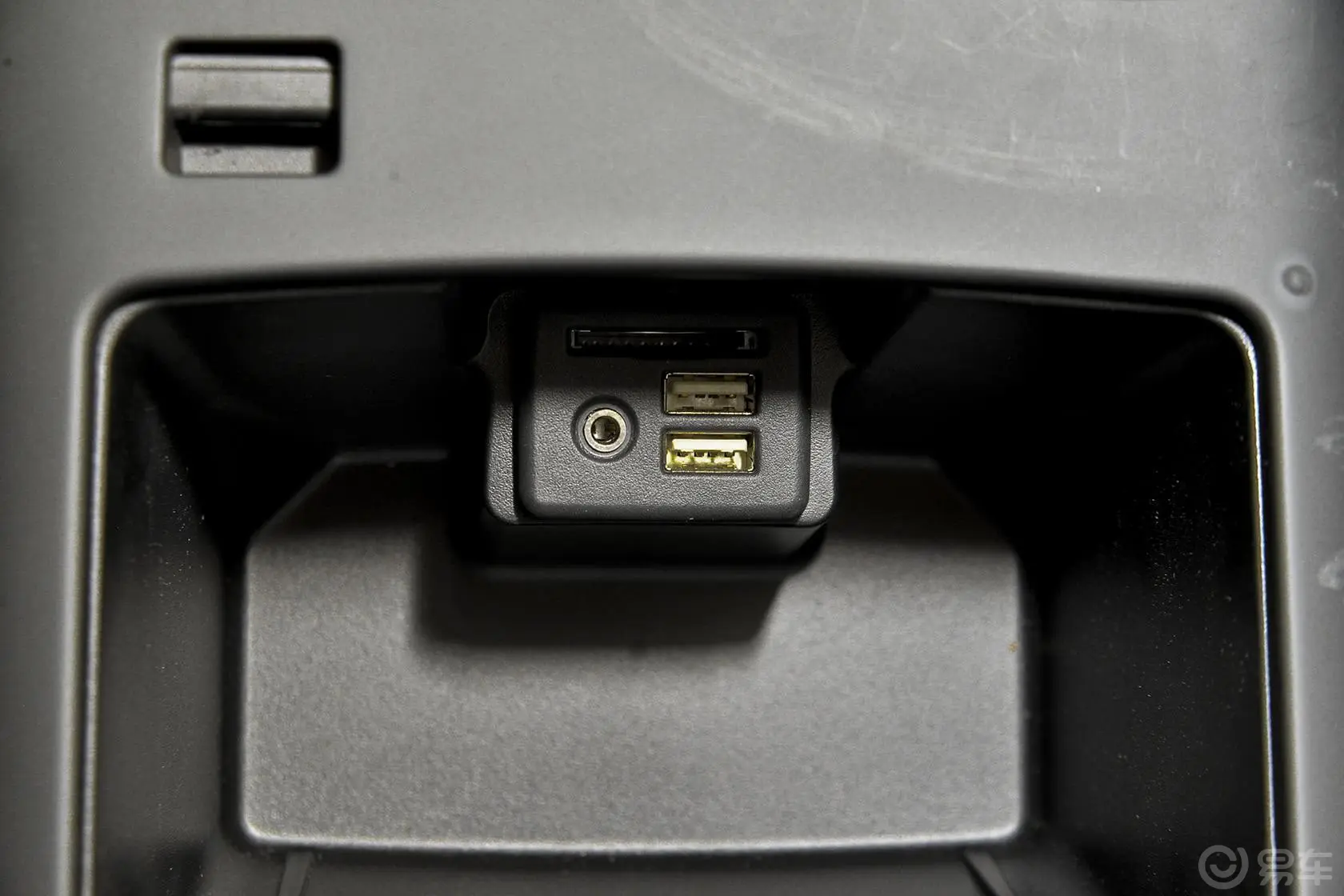 君威GS 2.0T 手自一体 纵情运动版USB接口