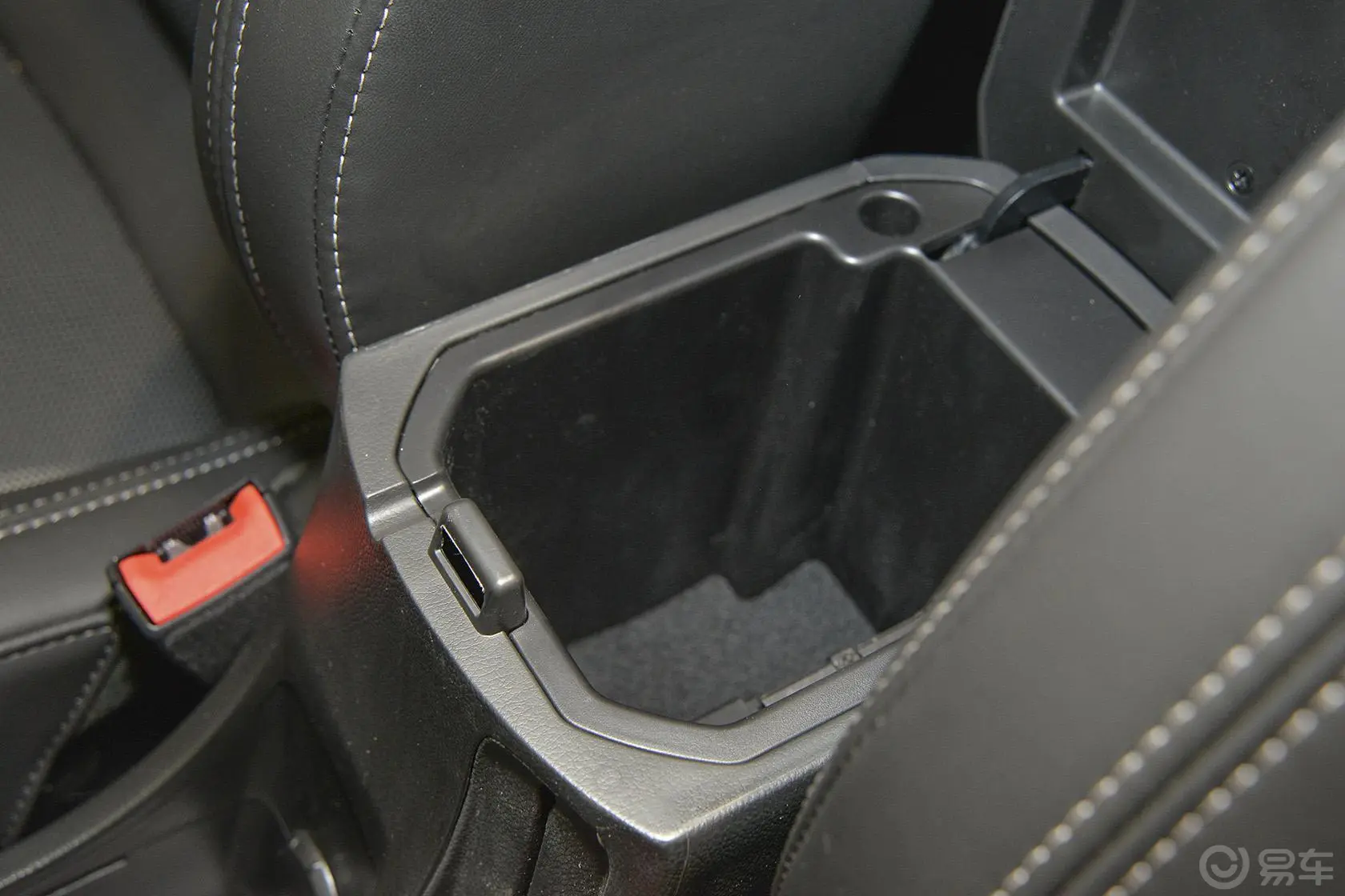科鲁兹两厢 1.6L 自动 舒适版前排中央扶手箱空间