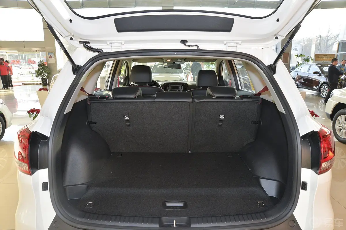 KX3傲跑1.6T 双离合 两驱 DLX行李箱空间