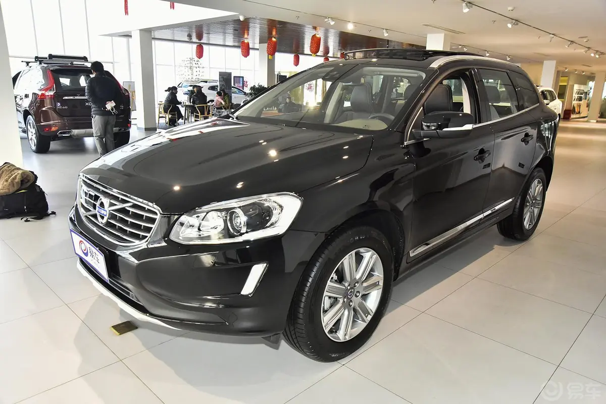 沃尔沃XC60T5 AWD 智远版侧前45度车头向左水平