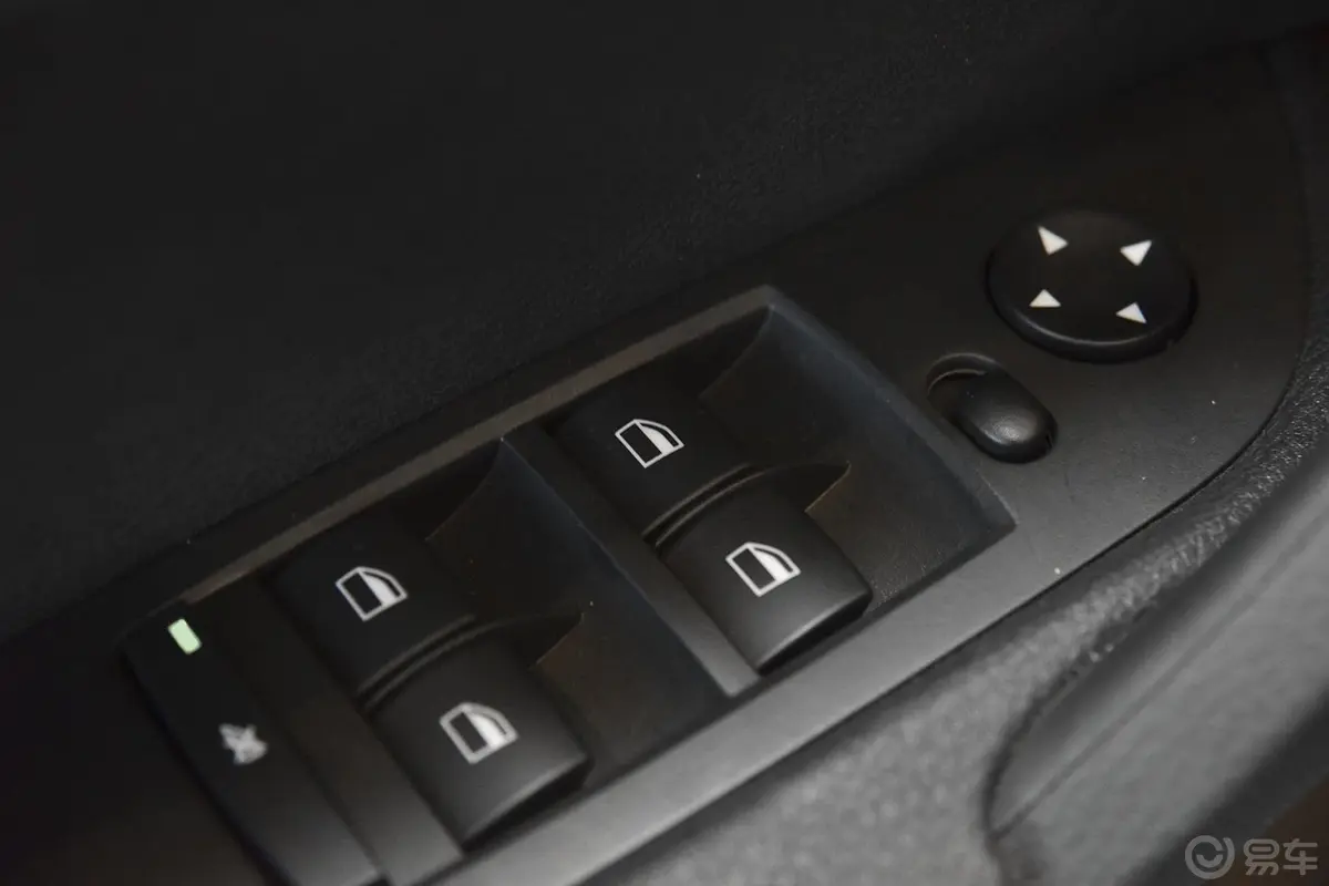 宝马X1sDrive18i X设计套装车窗升降键