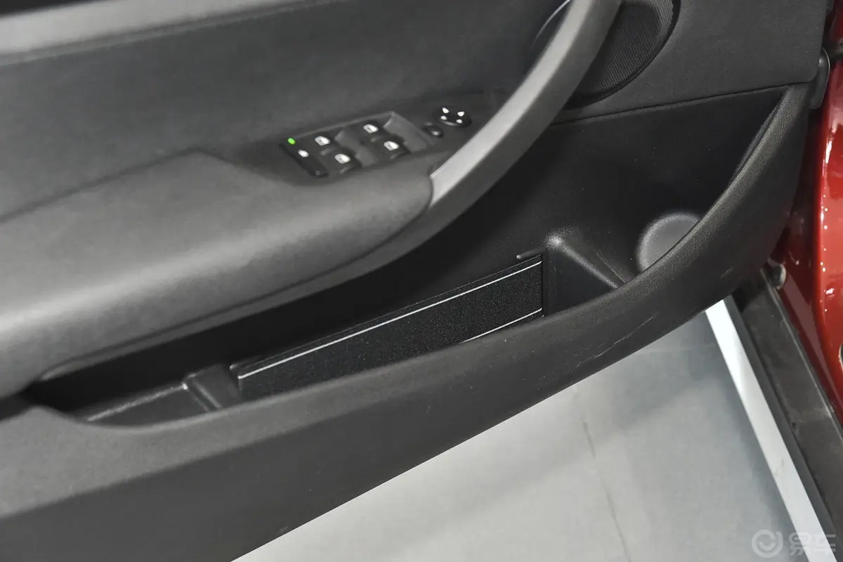 宝马X1sDrive18i X设计套装驾驶员门储物盒