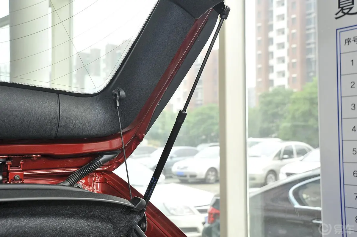 宝马X1sDrive18i 时尚型行李厢支撑杆