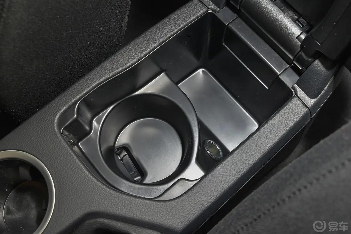 宝马X1sDrive18i 时尚晋级版前排中央扶手箱空间