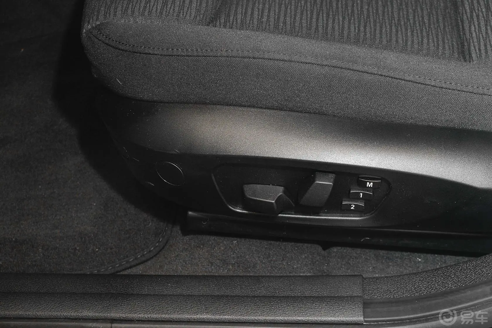 宝马X1sDrive18i 时尚晋级版座椅调节键