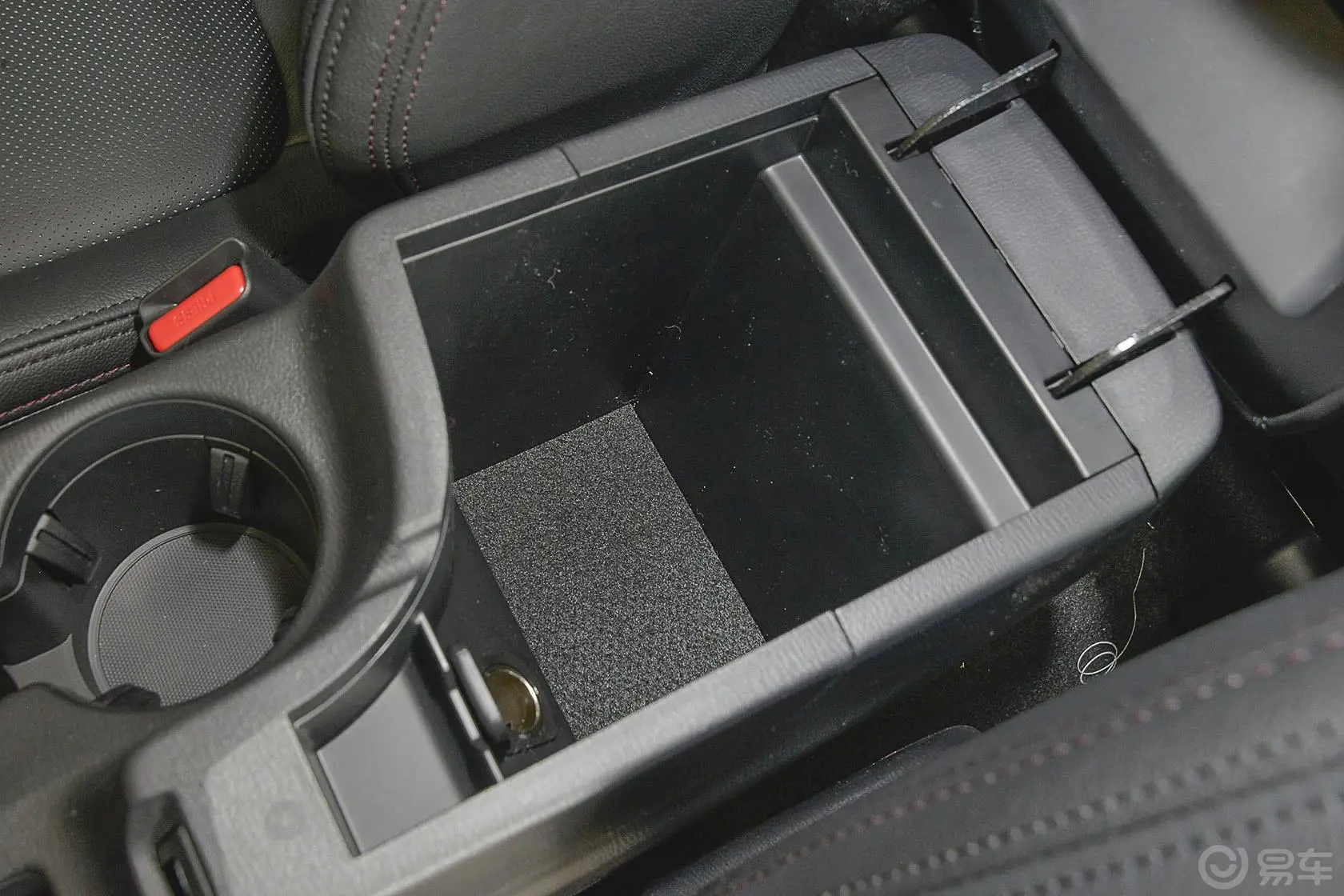 马自达CX-52.5L 手自一体 四驱 尊贵版前排中央扶手箱空间