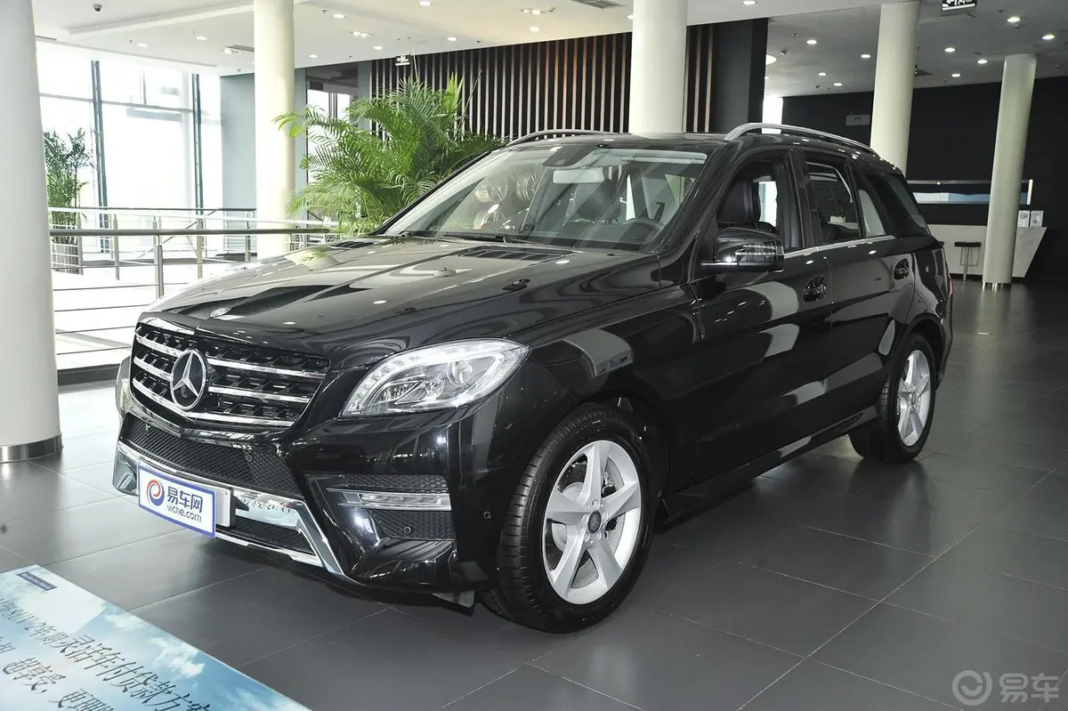 奔驰M级ML400 4MATIC 动感型侧前45度车头向左水平