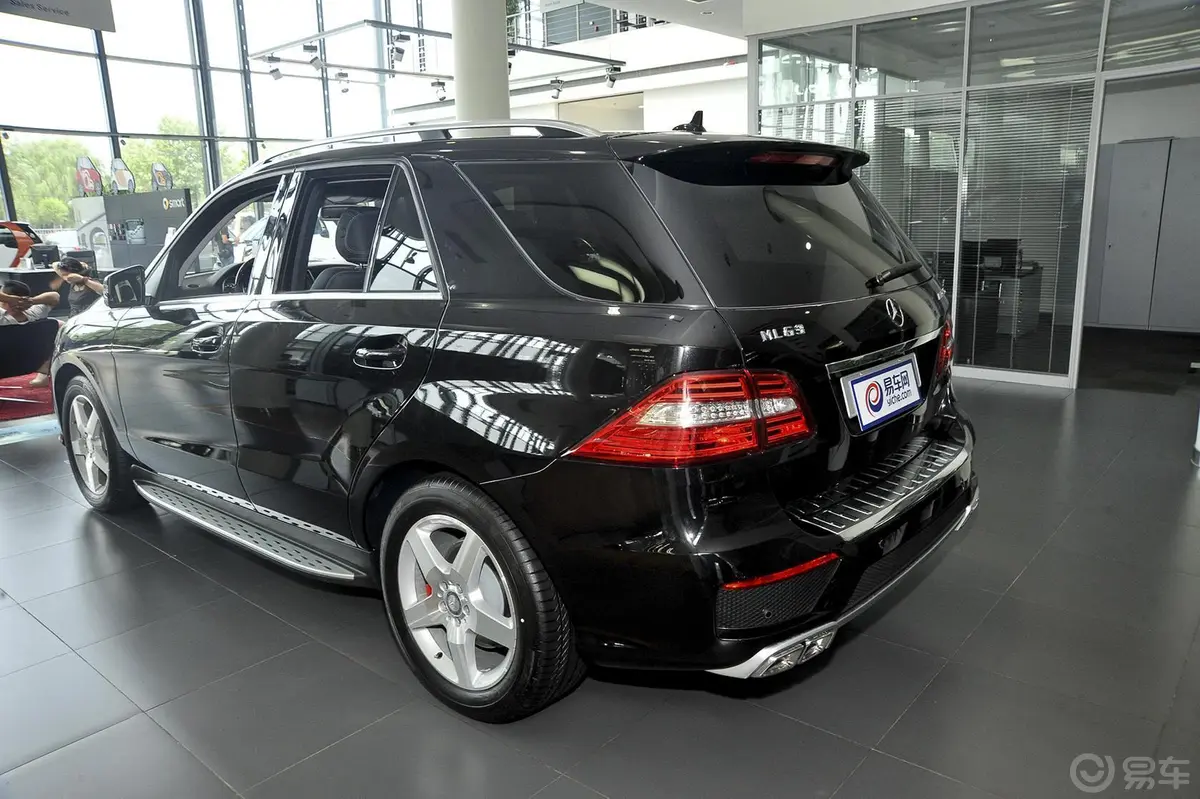 奔驰M级ML400 4MATIC 豪华型侧后45度车头向左水平