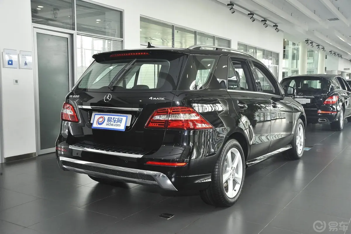 奔驰M级ML400 4MATIC 动感型侧后45度车头向右水平