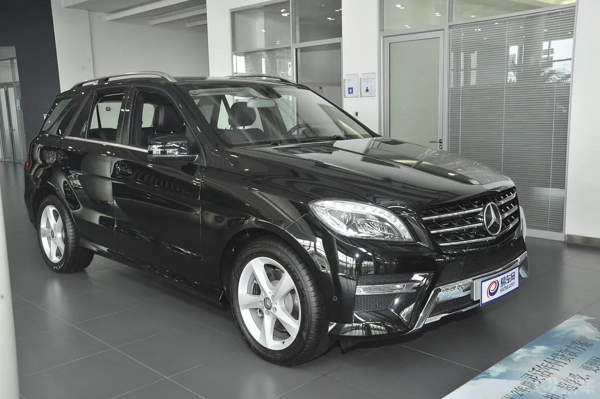 奔驰M级ML400 4MATIC 动感型车头局部