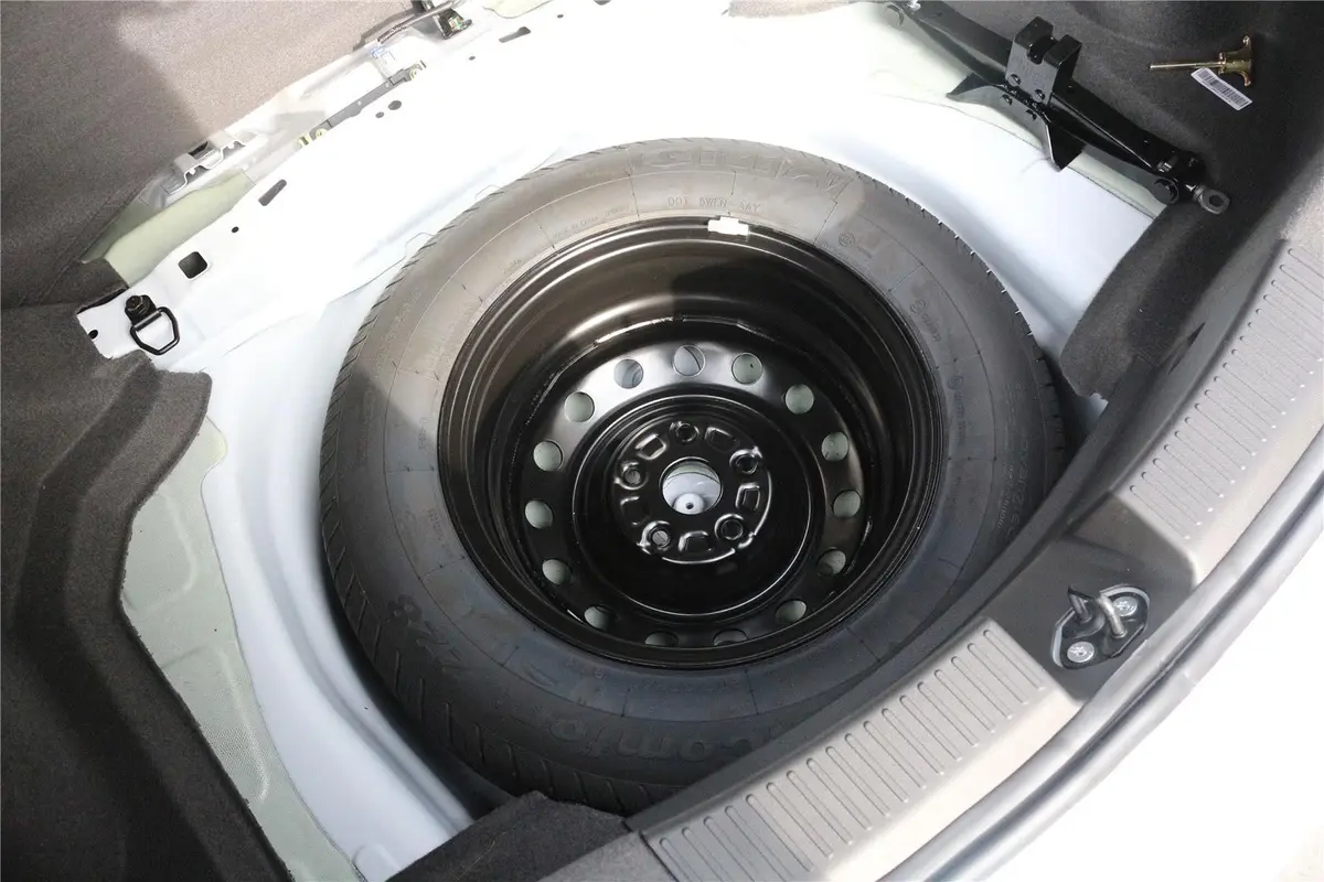 帝豪RS 1.3T CVT 向上版备胎