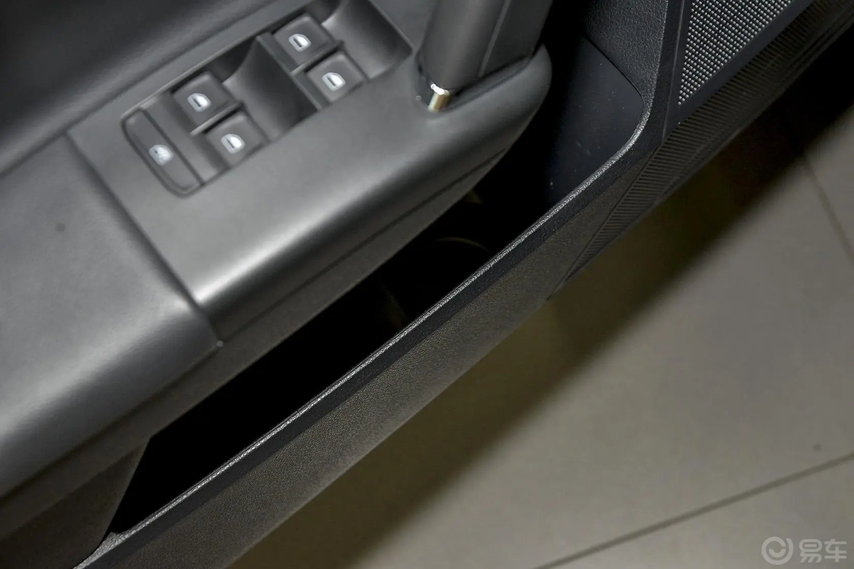 朗行1.4T 双离合 舒适版驾驶员门储物盒