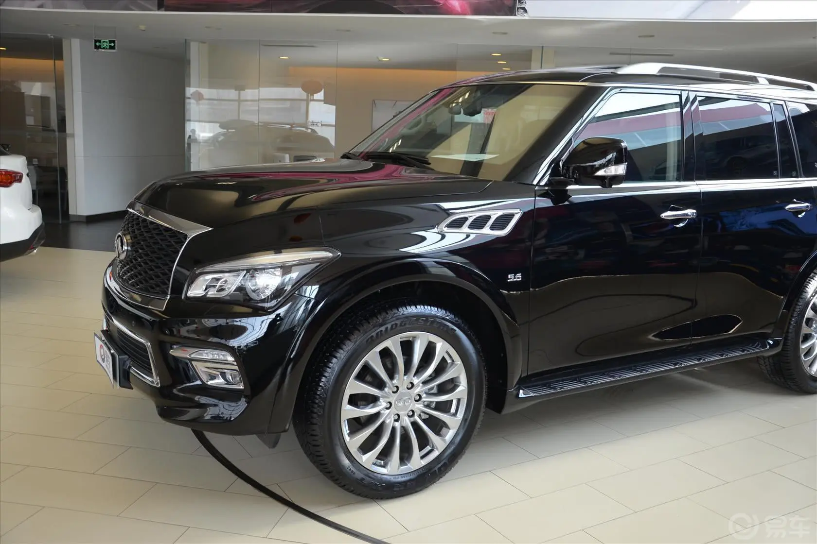 英菲尼迪QX805.6L 手自一体车头局部