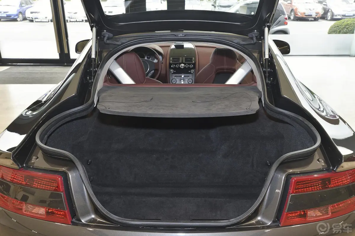 V8 Vantage4.7L Coupe空间
