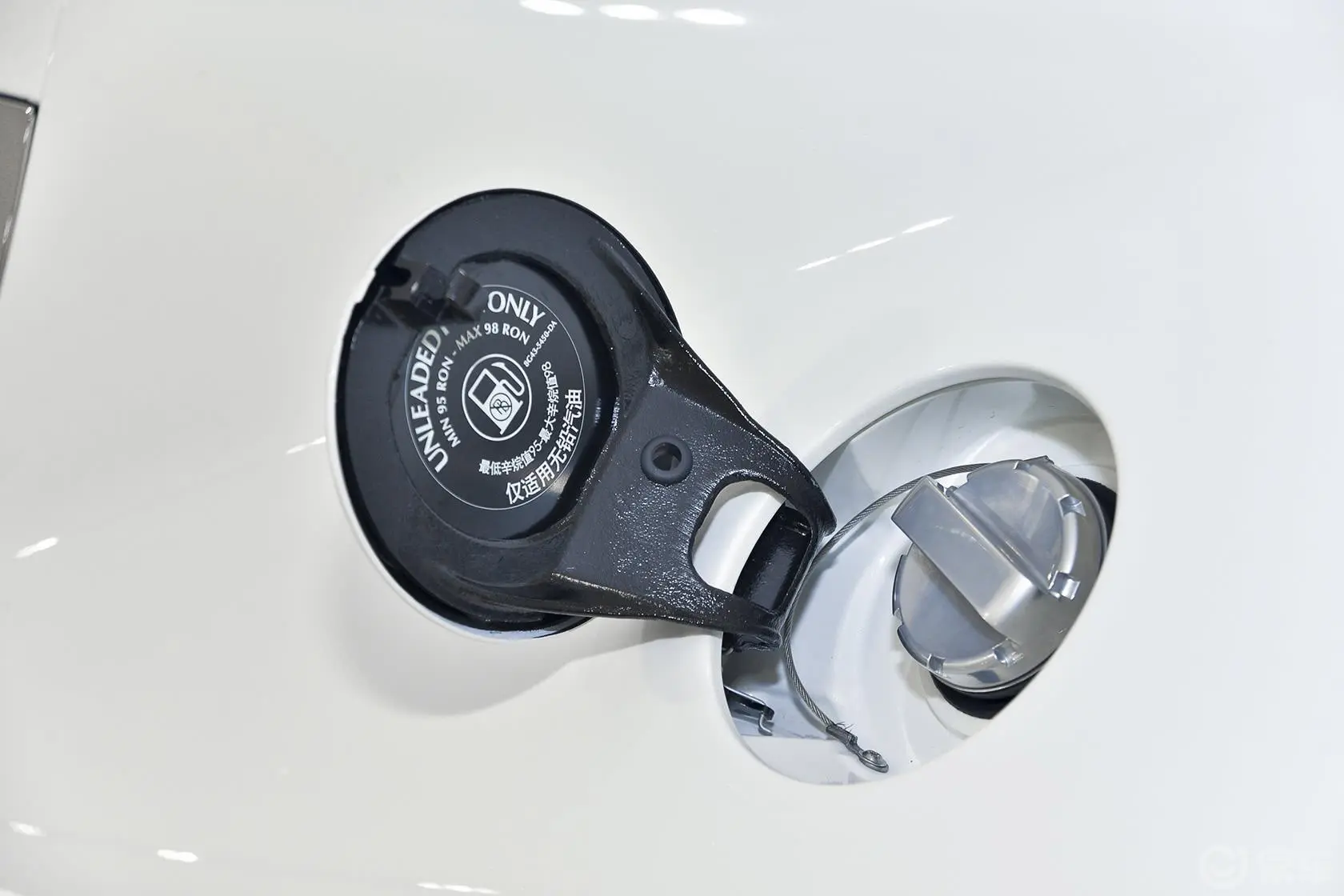 阿斯顿·马丁DB96.0L 硬顶百年纪念版加油口