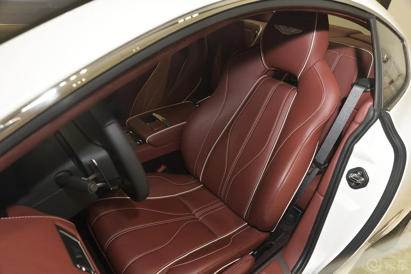 阿斯顿·马丁DB96.0L 硬顶百年纪念版驾驶员座椅