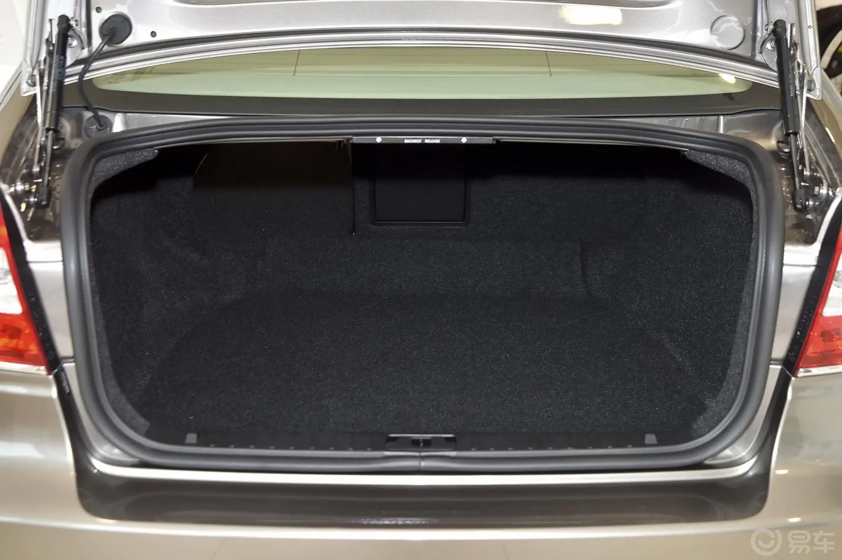 沃尔沃S80L2.0 T5 智逸版行李箱空间