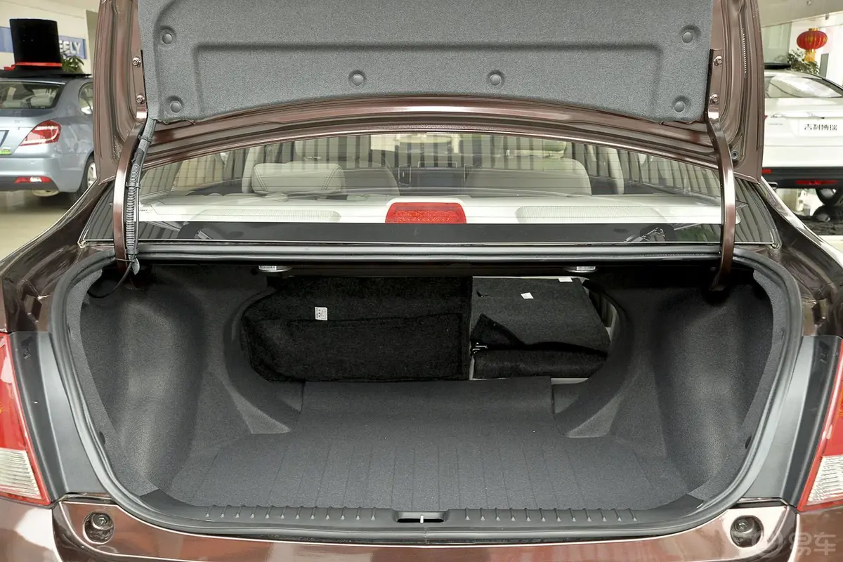 远景1.5L 手动 精英型行李箱空间（后排右放倒）