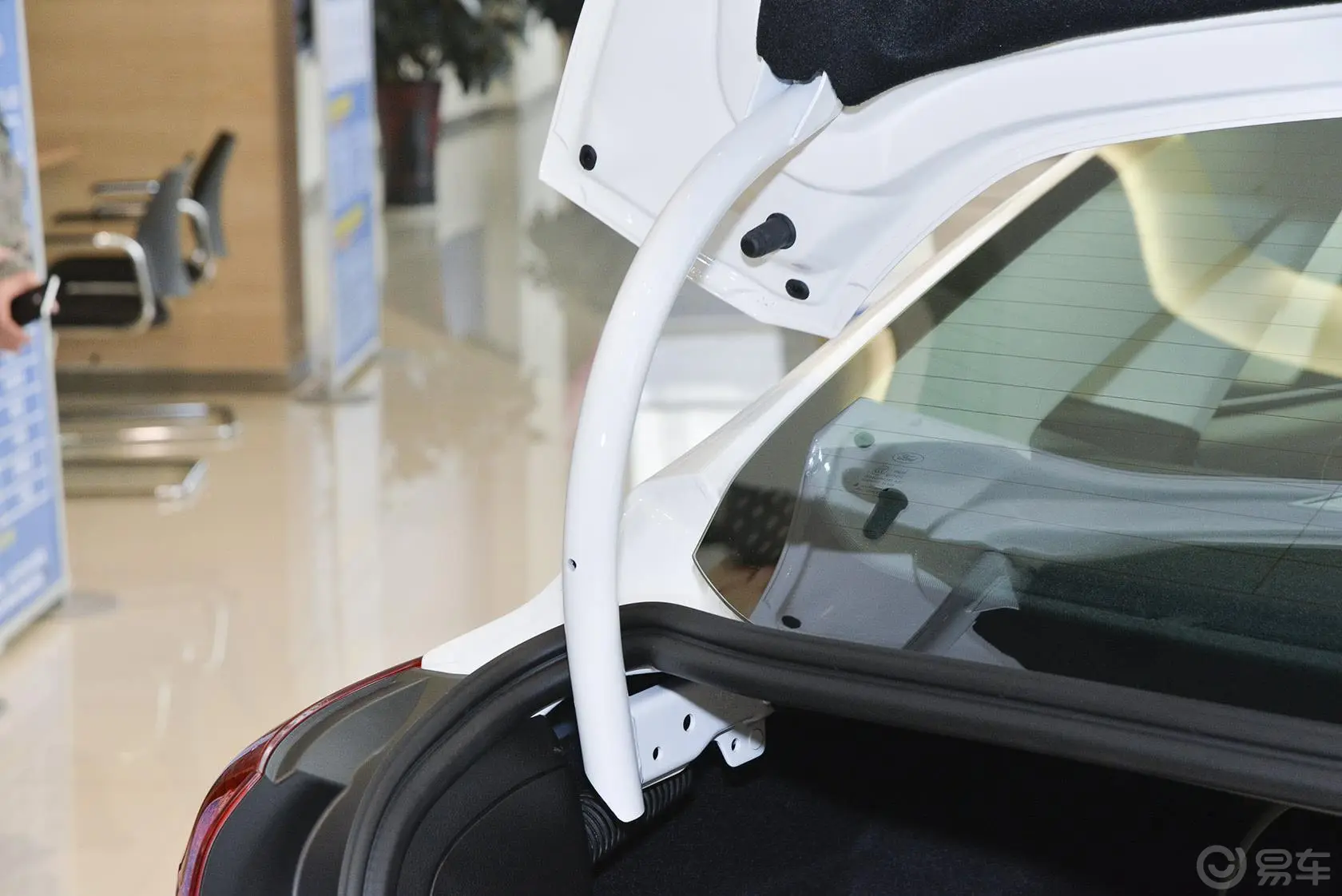 福克斯三厢 Ecoboost125 自动 超能风尚型行李厢支撑杆