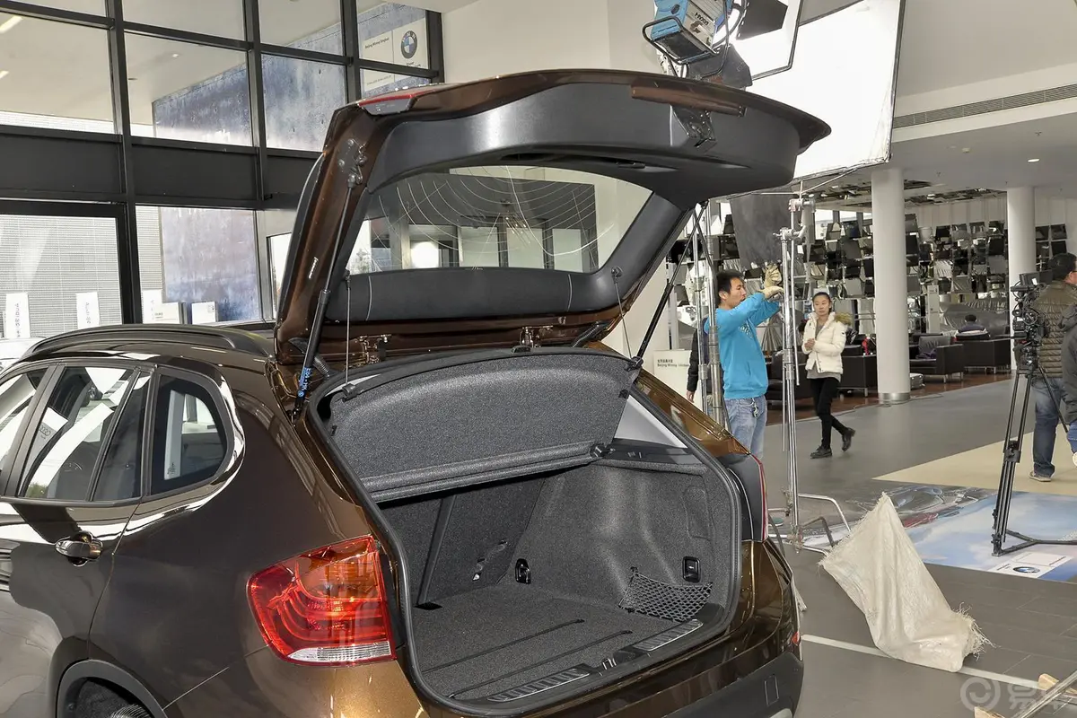宝马X1sDrive20i 运动设计套装行李厢开口范围