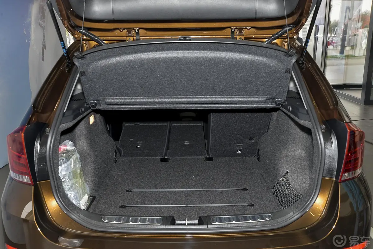 宝马X1sDrive20i 运动设计套装行李箱空间（后排左放倒）