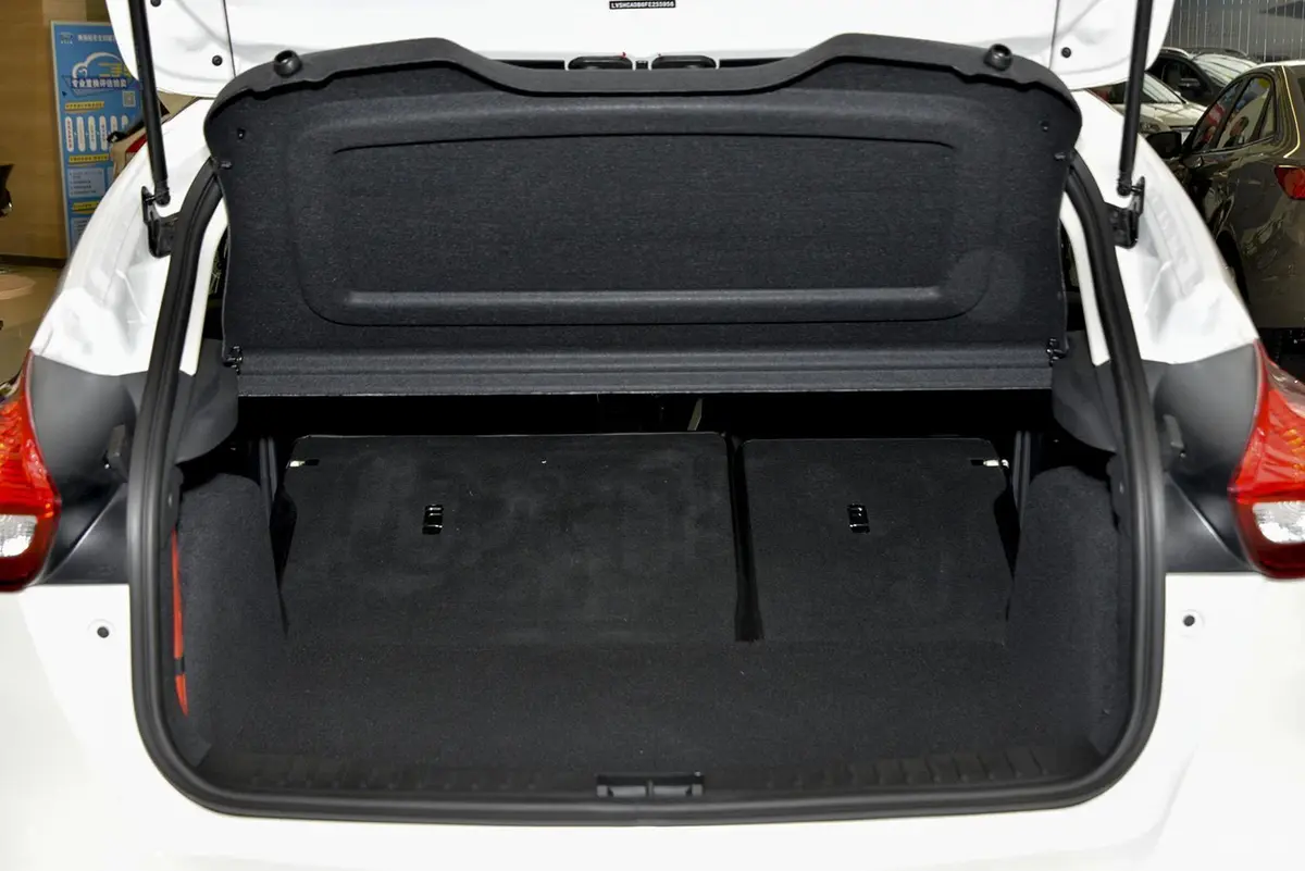 福克斯两厢 1.6L 自动风尚型行李箱空间（后排全放倒）