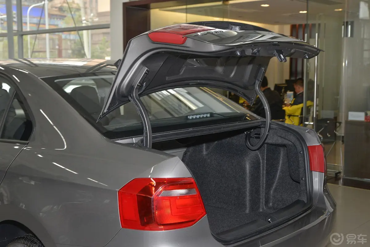 捷达1.6L 手动舒适型行李厢开口范围