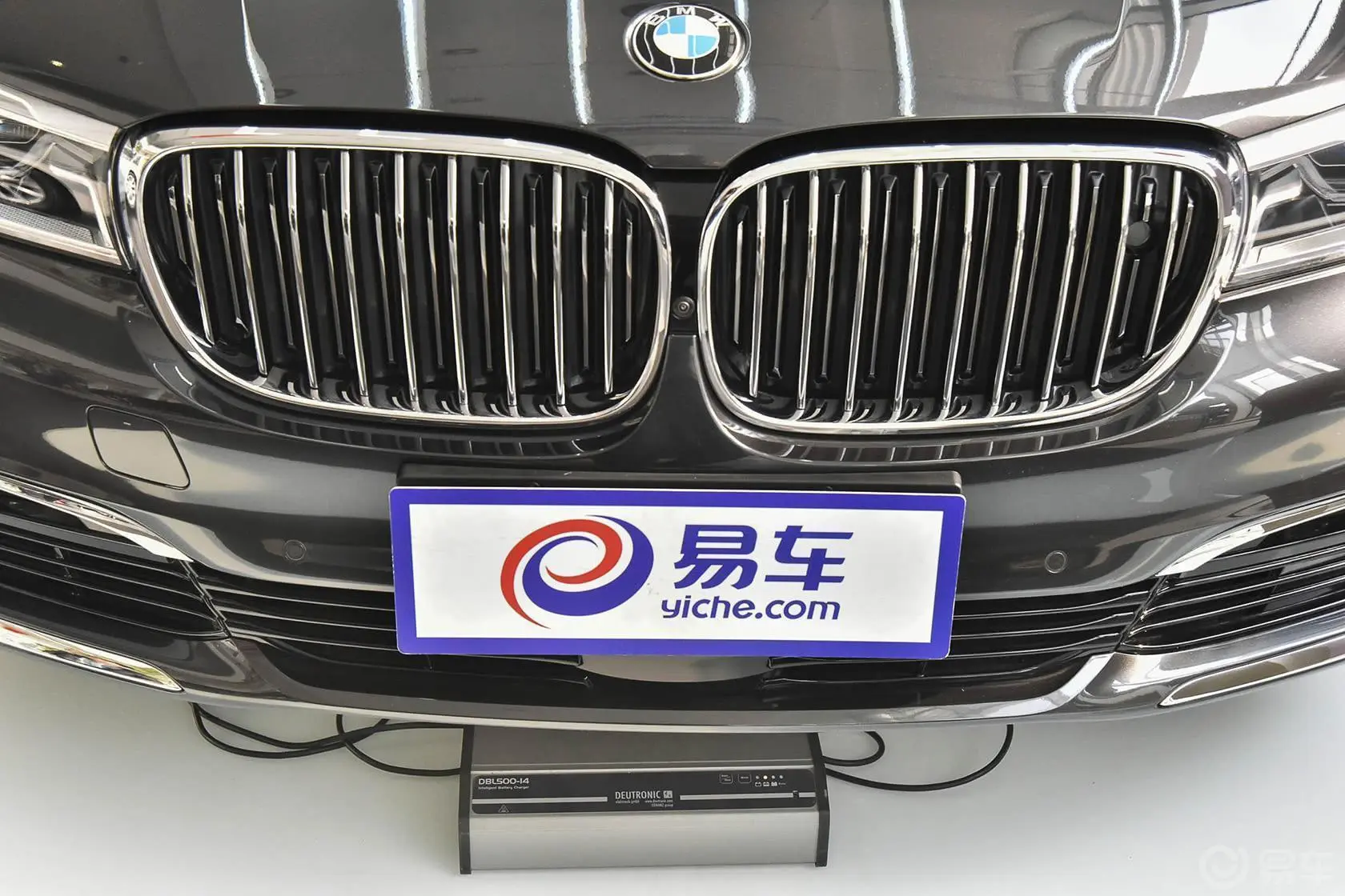 宝马7系750Li xDrive 四座版前格栅侧俯拍