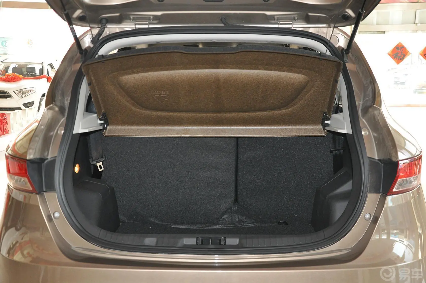 骏派D601.8L 自动舒适型行李箱空间