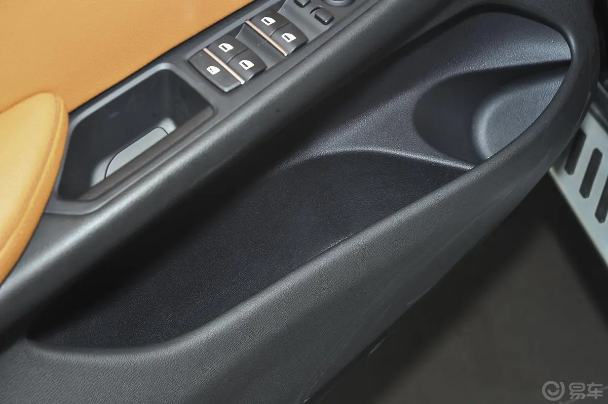 宝马X6xDrive35i 领先型驾驶员门储物盒