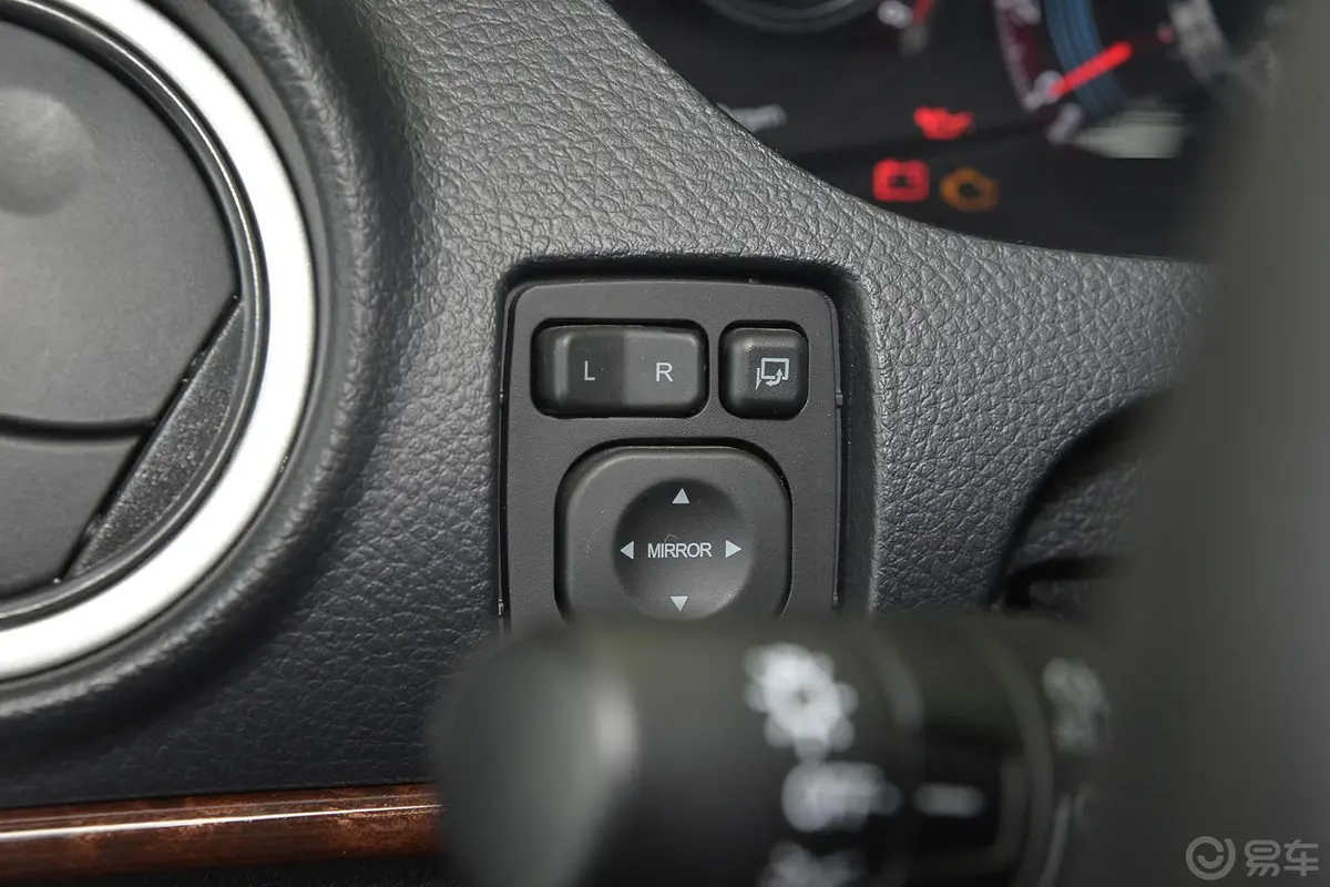 大7 SUV2.2T 自动 两驱 智慧型外后视镜控制键