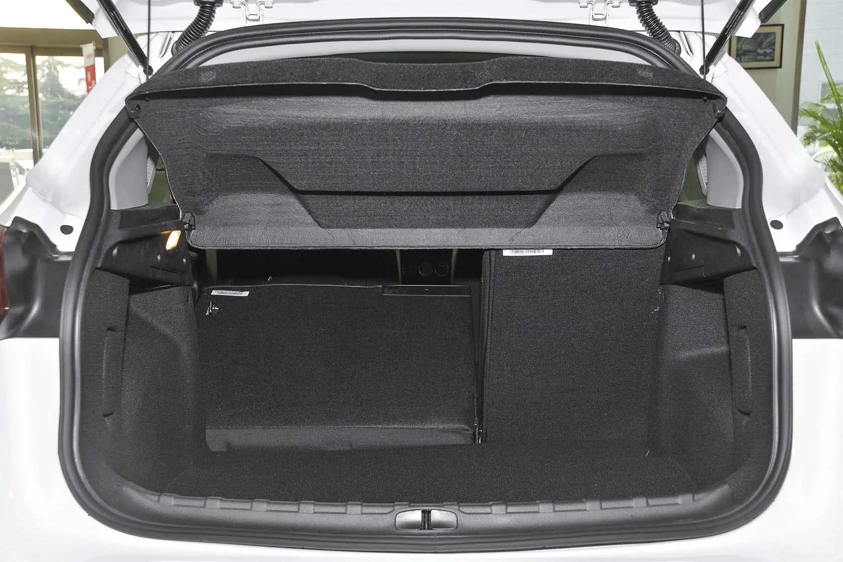 雪铁龙C3-XR1.6T 自动先锋型行李箱空间（后排左放倒）