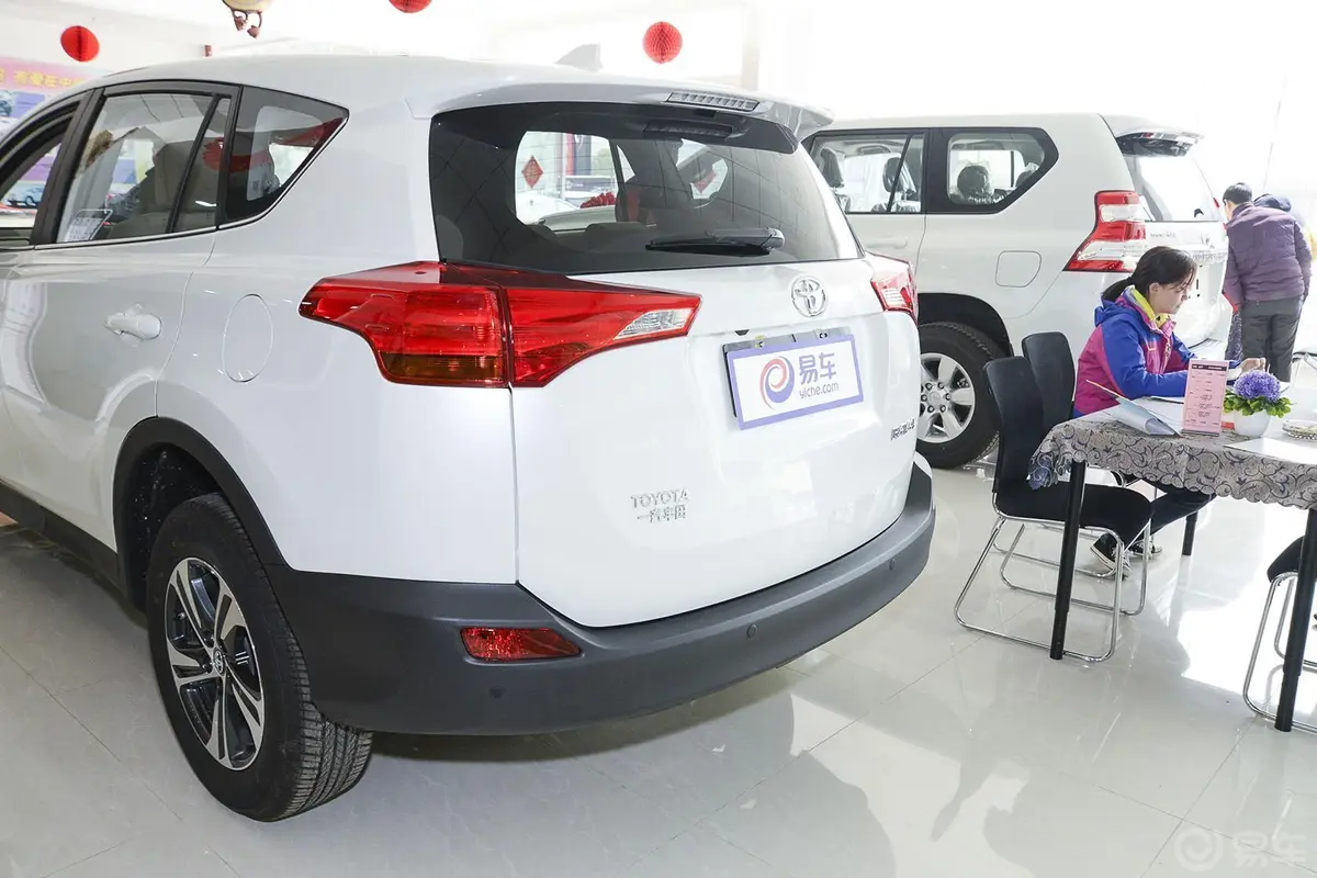 RAV4荣放2.0L CVT 两驱 风尚版车尾局部