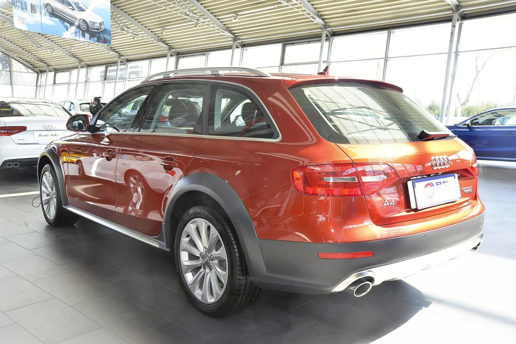 奥迪A4(进口)40TFSI allroad quattro侧后45度车头向左水平