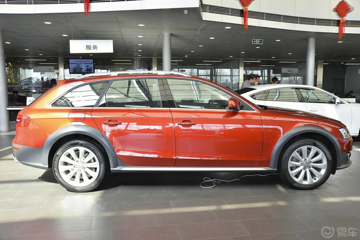 奥迪A4(进口)40TFSI allroad quattro正侧车头向右水平