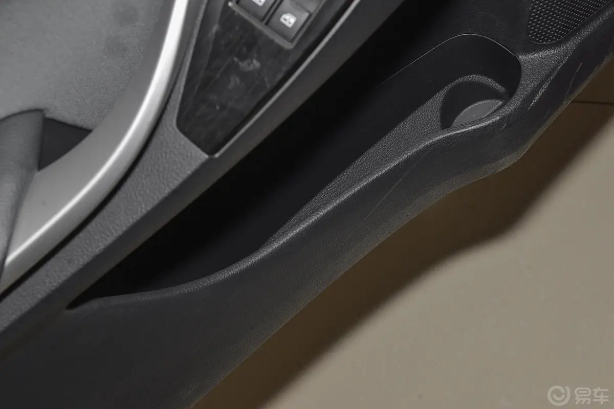 众泰Z3001.6L 驾值版 自动 精英型驾驶员门储物盒