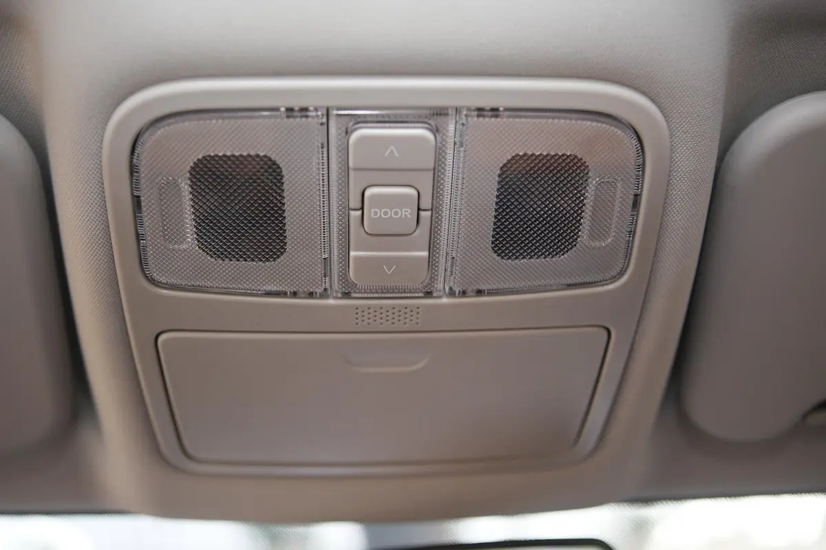 长安欧尚CX701.6L 手动 智联版前排车顶中央控制区